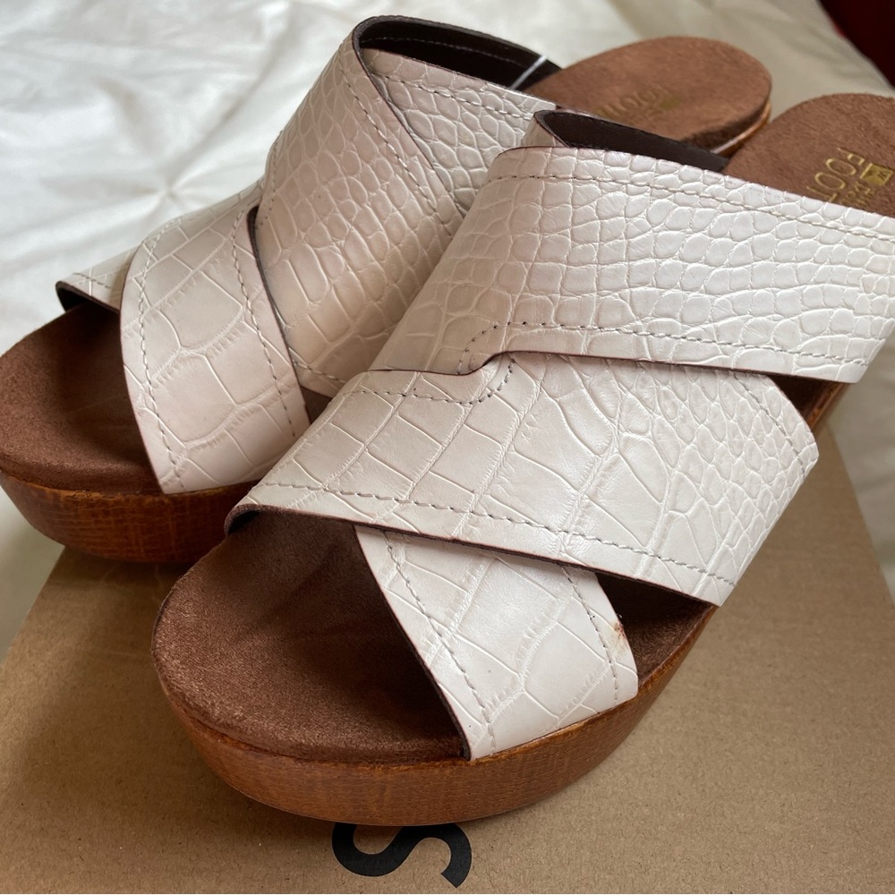NEW White Mountain Footbeds White Platform Comfort Sandals. Size 9